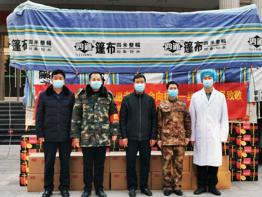 路鳳祎與志愿者、醫生防疫現場合影 路鳳祎與志愿者、醫生防疫現場合影